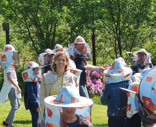 Grupa dzieci w kapeluszach pszczelarskich